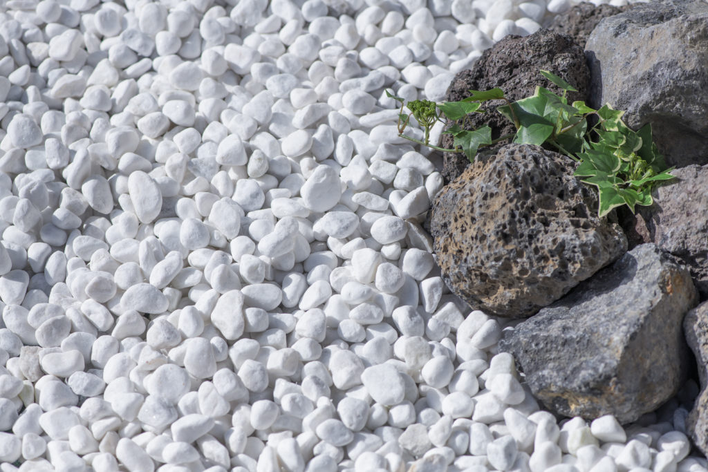 意外と知らない溶岩石のすごい特徴と活用方法 | DIYと庭づくりのメディア