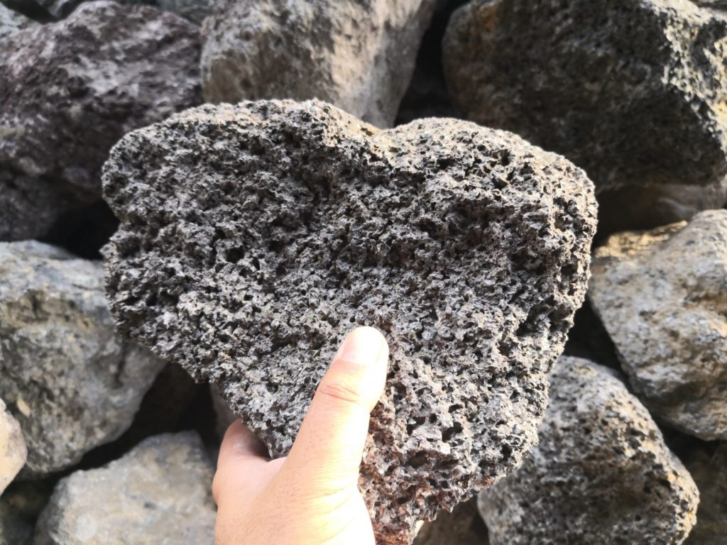 意外と知らない溶岩石のすごい特徴と活用方法 Diyと庭づくりのメディア